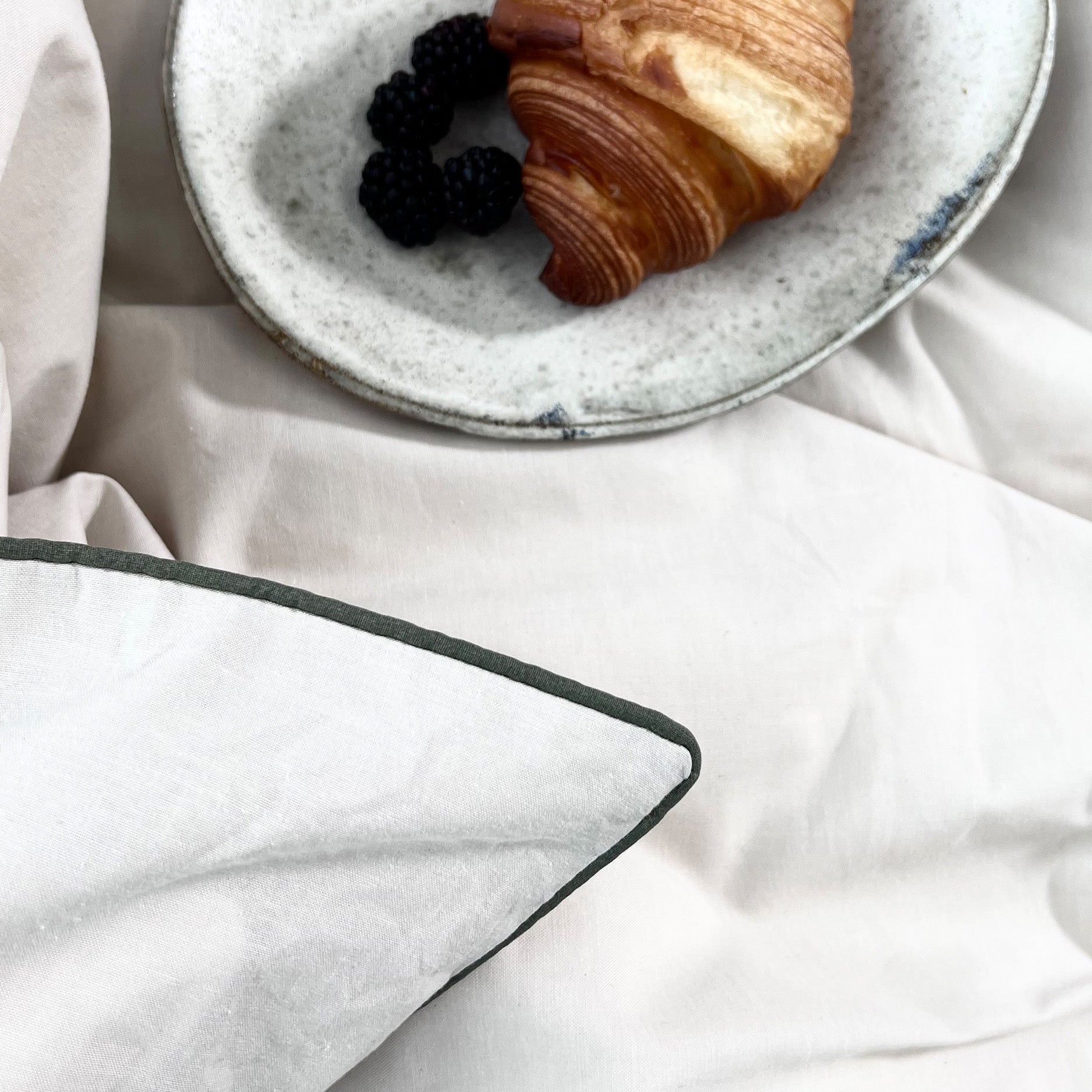 Chambré sengetøj 140x220 cm sand m/piping